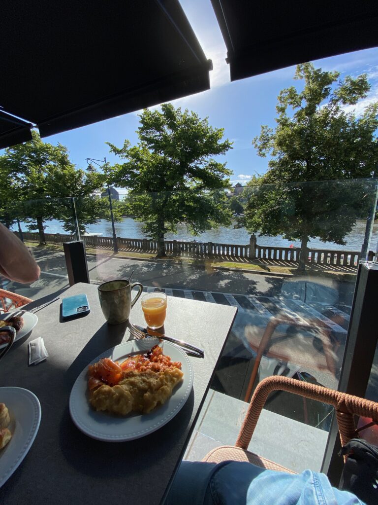 Un petit déjeuner en bord de Meuse